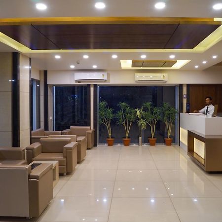 Hotel Midtown Vadodara Exterior photo