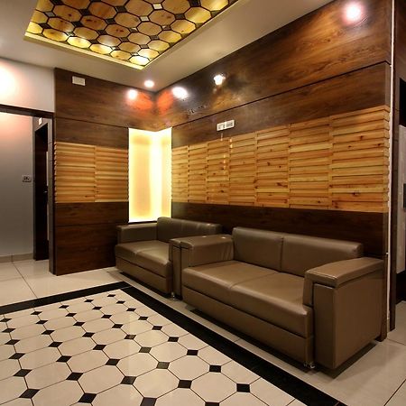 Hotel Midtown Vadodara Exterior photo