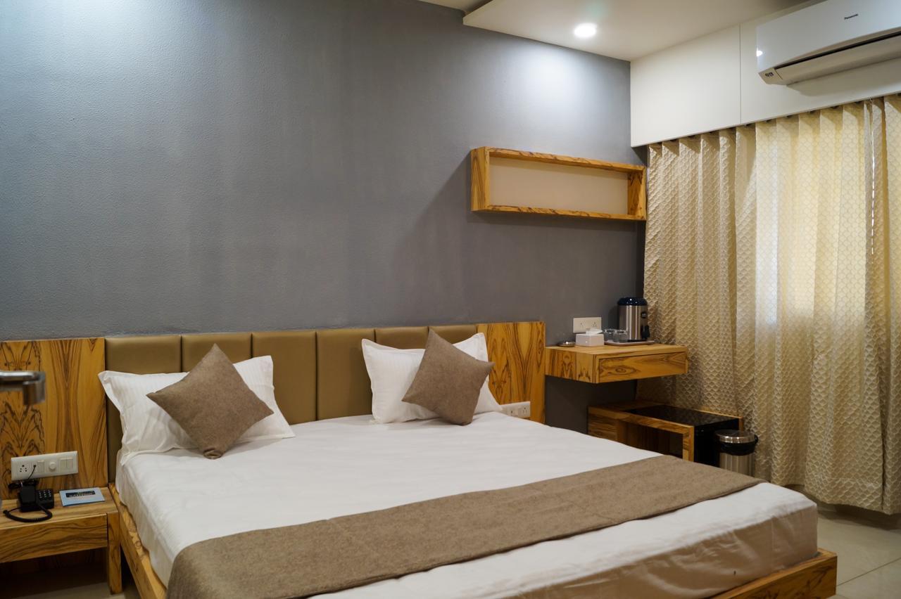 Hotel Midtown Vadodara Exterior photo