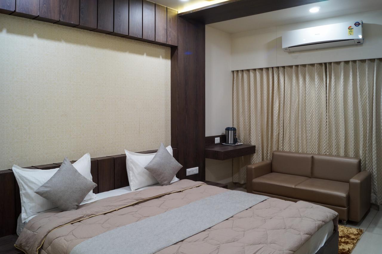Hotel Midtown Vadodara Exterior photo
