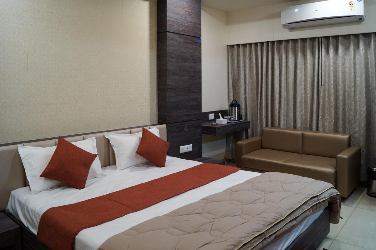 Hotel Midtown Vadodara Exterior photo
