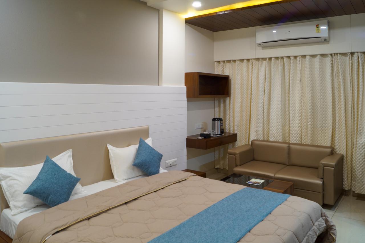 Hotel Midtown Vadodara Exterior photo