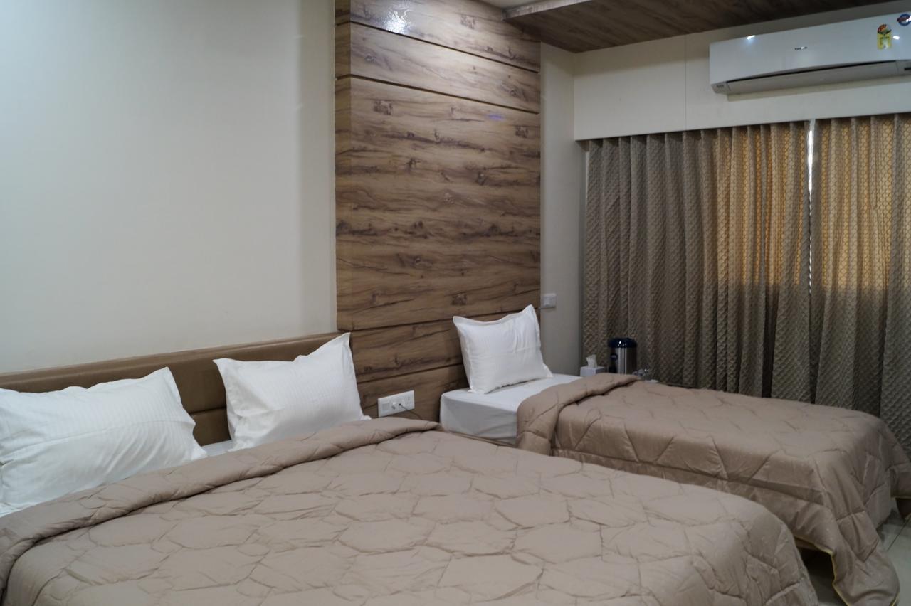 Hotel Midtown Vadodara Exterior photo