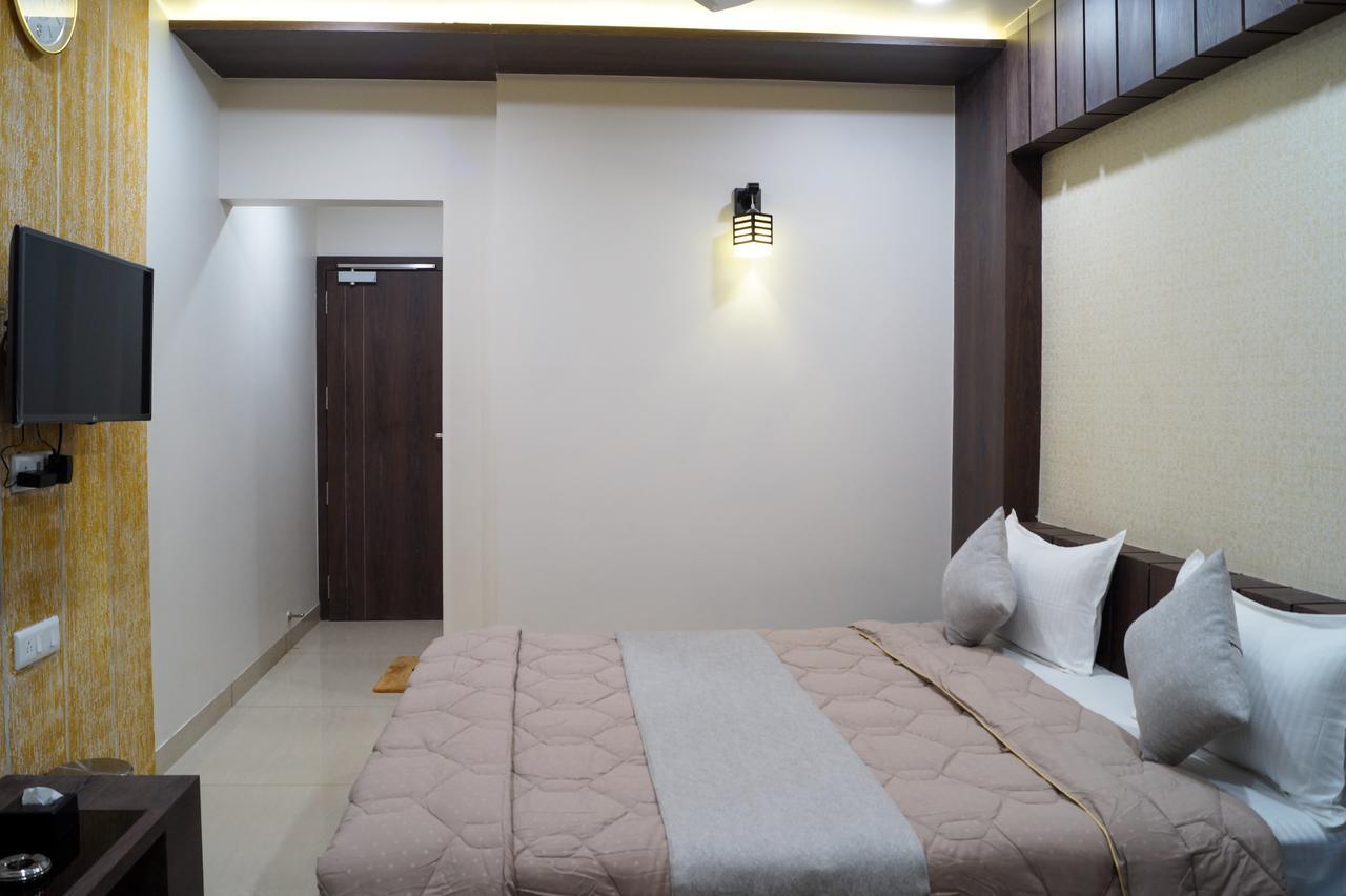 Hotel Midtown Vadodara Exterior photo